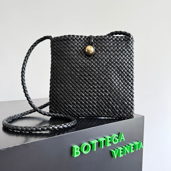 BOTTEGA VENETA 25S TOSCA BAG 19 IN BLACK CALFSKIN GOLD HARDWARE
