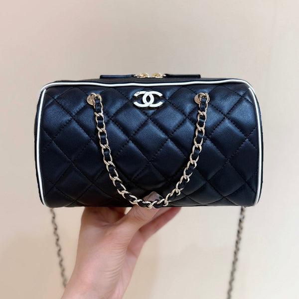 MEITO BOSTON MATELASSE CAVIAR SHOULDER HANDBAG 18 IN BLACK LAMBSKIN